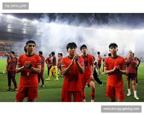 签约仪式现场：徐彬手持狼队球衣亮相新闻发布会